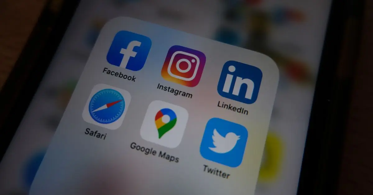 Comment les algorithmes façonnent les contenus des réseaux sociaux