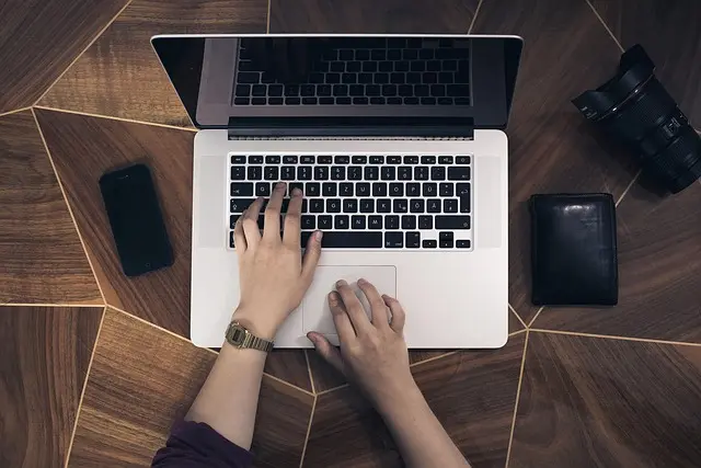 Comment les réseaux sociaux redéfinissent notre communication