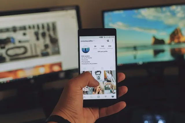 Comment les médias sociaux redéfinissent la communication moderne